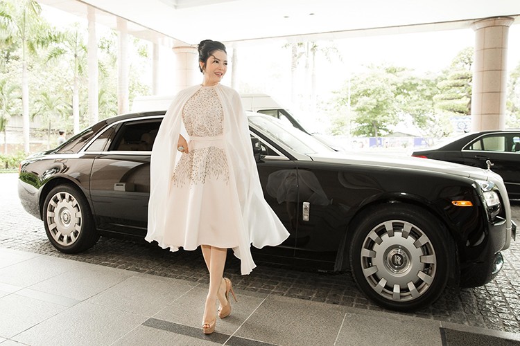 Ly Nha Ky ngoi xe Rolls-Royce hon 40 ty di du su kien